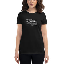 Load image into Gallery viewer, משפחה - חולצת טי לנשים עם שרוולים קצרים, כל הצבעים