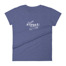 Load image into Gallery viewer, Trust - חולצת טי לנשים עם שרוולים קצרים, כל הצבעים