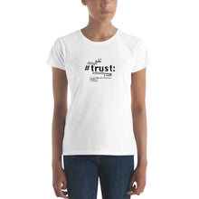 Load image into Gallery viewer, Trust - חולצת טי לנשים עם שרוולים קצרים, כל הצבעים